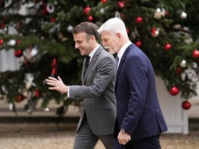 Le président français Emmanuel Macron, à gauche, accueille le président de la République tchèque Petr Pavel avant leurs entretiens le mercredi 20 décembre 2023 à l'Elysée à Paris.