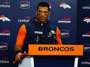 Le quart-arrière des Denver Broncos Russell Wilson prend la parole lors d'une conférence de presse après un match de football de la NFL à Empower Field at Mile High, le dimanche 24 décembre 2023, à Denver.