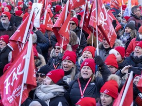 Les enseignants en grève et leurs partisans tiennent un rassemblement devant le bureau du premier ministre François Legault, le vendredi 22 décembre 2023, à Montréal.