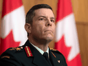Major-général.  Dany Fortin écoute une question lors d'une conférence de presse à Ottawa le 5 janvier 2021.