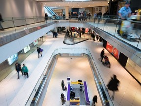 Statistique Canada s'apprête à publier ce matin son rapport sur l'indice des prix à la consommation de novembre.  Les gens se promènent dans le centre commercial Rideau Centre le lendemain de Noël à Ottawa, le lundi 26 décembre 2022.