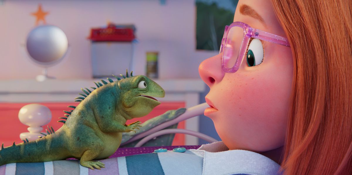 Leo, l'iguane animé, est assis sur la poitrine d'une fille d'âge scolaire aux cheveux roux et aux lunettes roses, et partage probablement une importante leçon de vie dans une scène du long métrage d'animation d'Adam Sandler de Netflix, Leo.