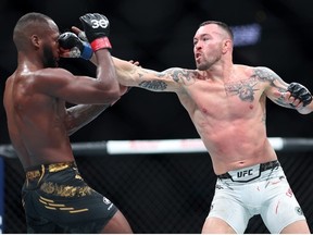 L'Américain Colby Covington frappe Leon Edwards de Grande-Bretagne dans un combat de poids welters lors de l'événement UFC Fight Night à la T-Mobile Arena le 16 décembre 2023 à Las Vegas, Nevada.
