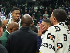 Giannis Antetokounmpo des Milwaukee Bucks échange des mots avec Tyrese Haliburton des Indiana Pacers après un match.