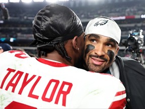 Jalen Hurts des Eagles de Philadelphie salue Tyrod Taylor des Giants de New York après la victoire 33-25 au Lincoln Financial Field le 25 décembre 2023 à Philadelphie.