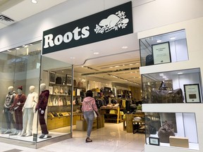 Un client entre dans un magasin de vêtements Roots