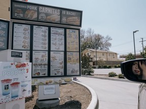 Caelyn Pender, journaliste de Bloomberg, teste le chatbot au volant Presto Automation dans un restaurant Del Taco à Riverside, en Californie.
