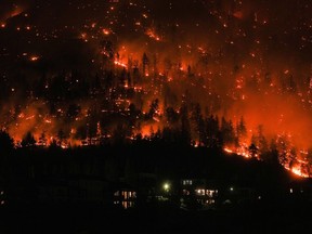 L'incendie de forêt de McDougall Creek L'incendie de forêt de McDougall Creek brûle à flanc de montagne au-dessus des maisons de West Kelowna, en Colombie-Britannique, le vendredi 18 août 2023. brûle à flanc de montagne au-dessus des maisons de West Kelowna, en Colombie-Britannique, le vendredi 18 août 2023.