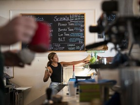 Un barista sert une pâtisserie dans un café à Washington, DC