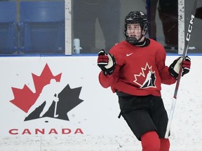 L'attaquant canadien Macklin Celebrini célèbre son but contre U Sports lors de la première période du camp de sélection du Championnat mondial junior canadien à Oakville, en Ontario, le mercredi 13 décembre 2023.