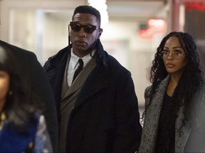 Les acteurs Jonathan Majors, au centre, et Meagan Good, à droite, arrivent au tribunal pour la sélection du jury dans l'affaire de violence domestique de Major, le mercredi 29 novembre 2023, à New York.