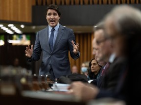 Le premier ministre Justin Trudeau se lève pendant la période des questions, le mercredi 29 novembre 2023 à Ottawa.