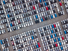 Une vue aérienne de nouvelles voitures parking à vendre rangée de lots de stock