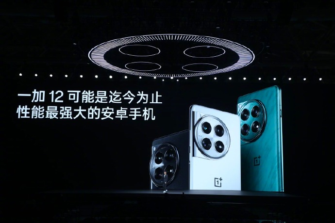 Annonce du OnePlus 12 montrant les trois variantes de couleurs sur scène