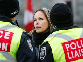La police arrête l'organisatrice Tamara Lich lors de la manifestation du Freedom Convoi.