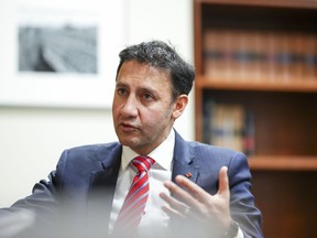 Le ministre de la Justice Arif Virani participe à une entrevue à Ottawa le mercredi 13 décembre 2023.