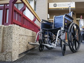 Les données de Statistique Canada montrent que 27 pour cent des personnes de 15 ans et plus, soit environ huit millions de Canadiens, ont déclaré avoir au moins un handicap en 2022, soit environ deux fois le pourcentage de personnes ayant déclaré un handicap il y a 10 ans.  Des fauteuils roulants attendent les patients non ambulatoires à la clinique médicale de l'Université de Calgary, à Calgary, en Alberta.  le 17 novembre 2022.