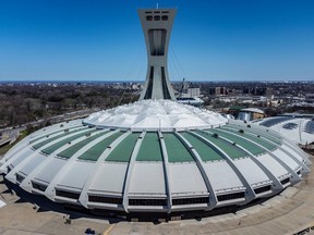 Une vue plongeante du Stade olympique de Montréal.  Proulx a déclaré aux journalistes mercredi que le toit était déchiré à environ 20 000 endroits.