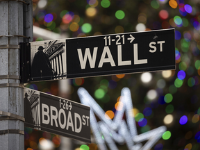 Le coin de Wall Street et Broad Street à New York