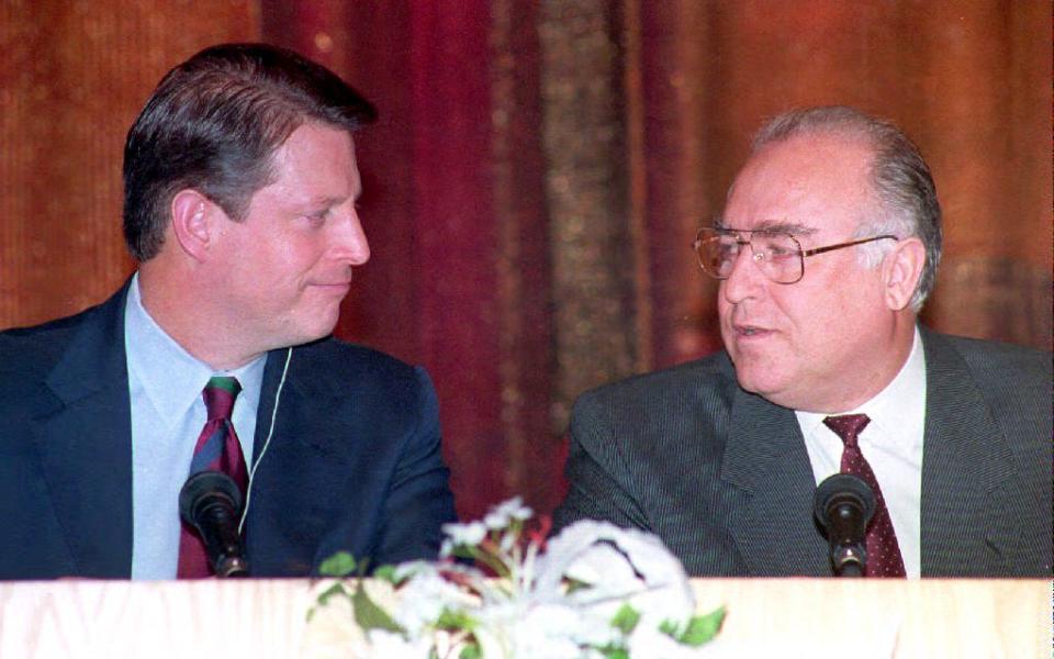 Le Premier ministre russe Viktor Tchernomyrdine (à droite) et le vice-président américain Al Gore apparaissent lors d'une conférence de presse le 16 décembre 1993. Les États-Unis et la Russie ont signé une série d'accords spatiaux et d'investissement, dont un faisant de la Russie un partenaire dans le projet de station spatiale internationale.  Le vice-président a également critiqué le leader nationaliste Vladimir Jirinovski, affirmant 