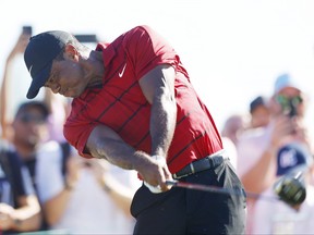 L'Américain Tiger Woods joue son tir depuis le 15e tee lors de la dernière ronde du Hero World Challenge au Albany Golf Course le 3 décembre 2023 à Nassau, aux Bahamas.