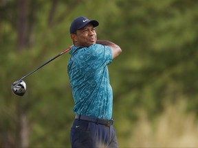 L'Américain Tiger Woods joue son tir depuis le 13e tee lors du deuxième tour du Hero World Challenge au parcours de golf d'Albany le 1er décembre 2023 à Nassau, aux Bahamas.