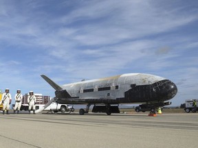 Cette photo non datée fournie par l'US Air Force montre un véhicule d'essai orbital X-37B au Kennedy Space Center de la NASA en Floride.