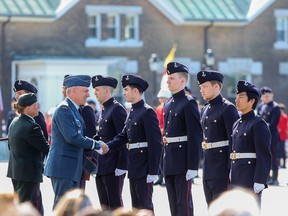 Le brigadier-général Pascal Godbout serre la main des élèves-officiers de première année du Collège militaire royal.