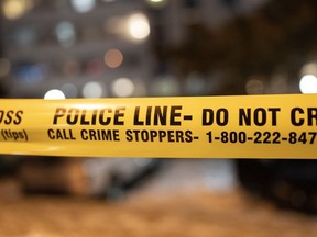 Un enregistrement de la police est projeté sur les lieux d'une fusillade à Toronto le samedi 14 janvier 2023.