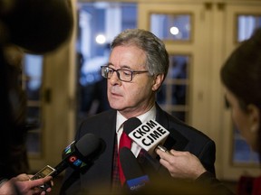 Le sénateur Michael MacDonald s'adresse aux médias à l'hôtel Delta Bessbourough lors des audiences du Comité sénatorial permanent de l'énergie, de l'environnement et des ressources naturelles sur le projet de loi 69 à Saskatoon (Sask.), le jeudi 11 avril 2019.