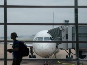 Un voyageur passe devant un avion d'United Airlines, avant les vacances du 4 juillet, à l'aéroport national Ronald Reagan de Washington à Arlington, en Virginie, le 1er juillet 2023.