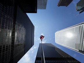 Le quartier financier de Bay Street est représenté avec le drapeau canadien à Toronto, le vendredi 5 août 2022.
