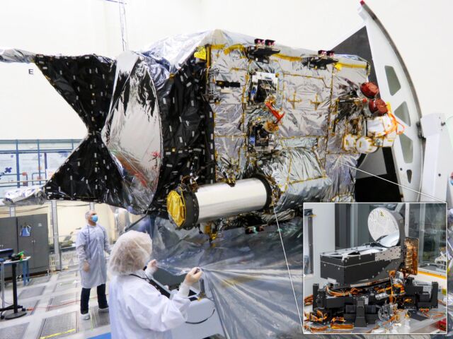 L'expérience Deep Space Optical Communications (DSOC) est montée sur le vaisseau spatial Psyche de la NASA en route vers un astéroïde.  L'image en médaillon montre le miroir du télescope de l'instrument pour recevoir et transmettre les signaux laser.