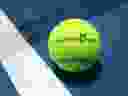 Une balle de tennis aux couleurs de l'Open d'Australie est vue sur le terrain avant l'Open d'Australie à Melbourne Park le 11 janvier 2015.