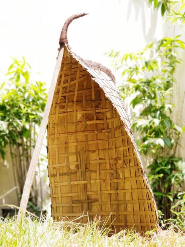 Un bundengan est un abri portable tissé à partir de bambou, porté par les éleveurs de canards indonésiens qui l'équipent souvent pour servir d'instrument de musique.
