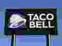 Une vue extérieure montre un panneau dans un restaurant Taco Bell le 30 mars 2020 à Las Vegas, Nevada. 
