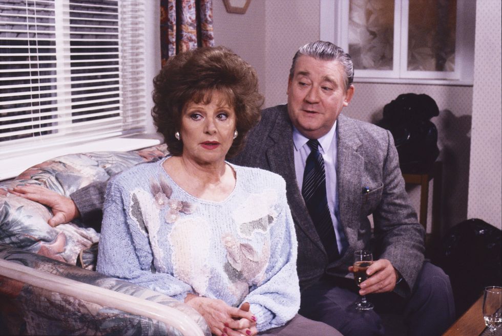 Barbara Knox dans le rôle de Rita Fairclough, Bryan Mosley dans le rôle d'Alf Roberts, Coronation Street 1990