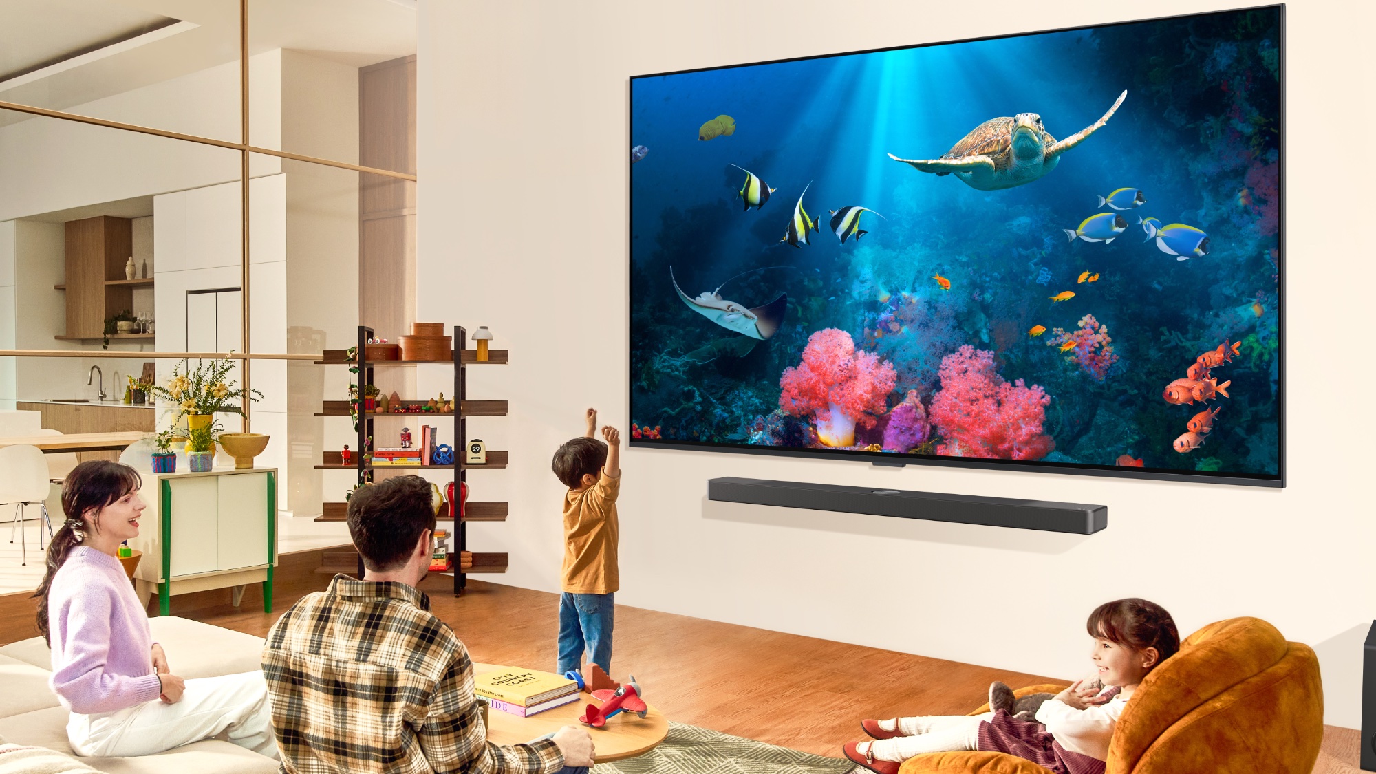Téléviseur LG QNED pour 2024 en taille 98 pouces avec famille regardant dans le salon