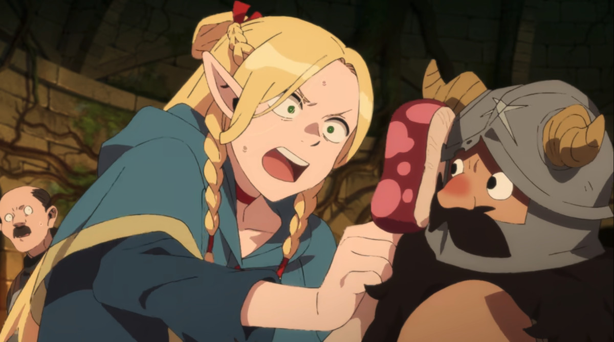 Marcille la mage demi-elfe enfonce furieusement une tranche de champignon dans le visage de Senshi le nain dans Delicious in Dungeon de Netflix