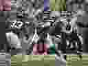 Le quart-arrière des New York Jets Tim Boyle (7) remet le ballon au porteur de ballon des New York Jets Dalvin Cook (33) au cours du troisième quart d'un match de football de la NFL, le dimanche 3 décembre 2023, à East Rutherford, NJ