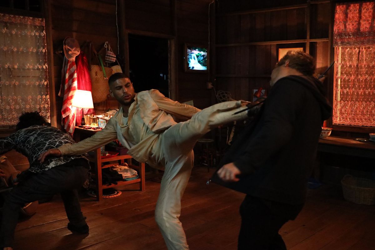 Nassim Lyes dans le rôle de Sam, un ex-détenu et ancien artiste martial, combattant deux hommes dans Mayhem.
