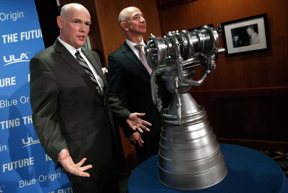 Jeff Bezos (à droite), fondateur de Blue Origin et d'Amazon.com, et Tory Bruno, PDG de United Launch Alliance, présentent une version à petite échelle du moteur-fusée BE-4 lors d'une conférence de presse en 2014.