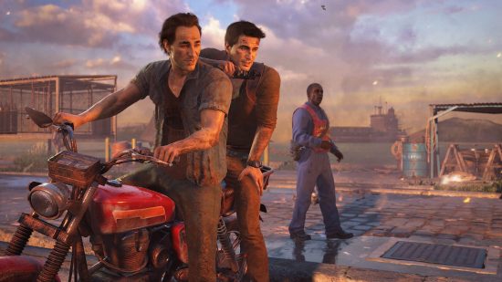 Valeur PS Plus 2023 : Nathan et Sam Drake d'Uncharted 4 étaient assis sur une moto dans un chantier naval.