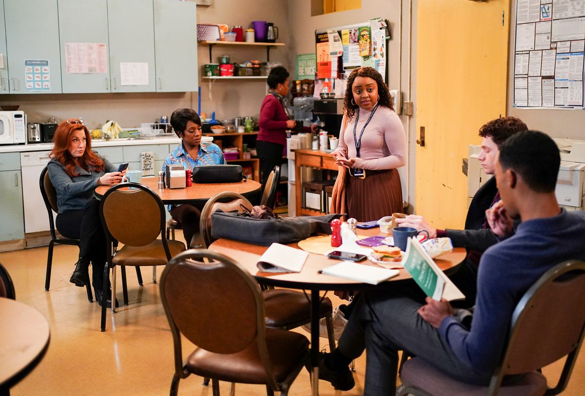 Les acteurs d'Abbott Elementary parlent dans la salle des professeurs.
