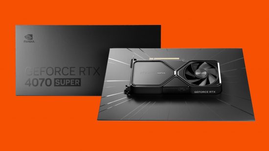 La GeForce RTX 4070 Super Founders Edition, dans son emballage de vente au détail, sur fond orange
