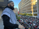 Adil Charkaoui s'adresse à des milliers de manifestants rassemblés près de la Place des Arts à Montréal le 28 octobre 2023, dans le cadre d'une journée mondiale de manifestations pro-palestiniennes contre la guerre entre Israël et le Hamas et le bombardement de Gaza.