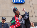 Des manifestants, dont le chef héréditaire des Wet'suwet'en, Na'moks, se sont rassemblés devant un immeuble de la RBC à Montréal au printemps pour protester contre la participation de la Banque Royale au projet de pipeline Coastal GasLink sur les terres des Wet'suwet'en.