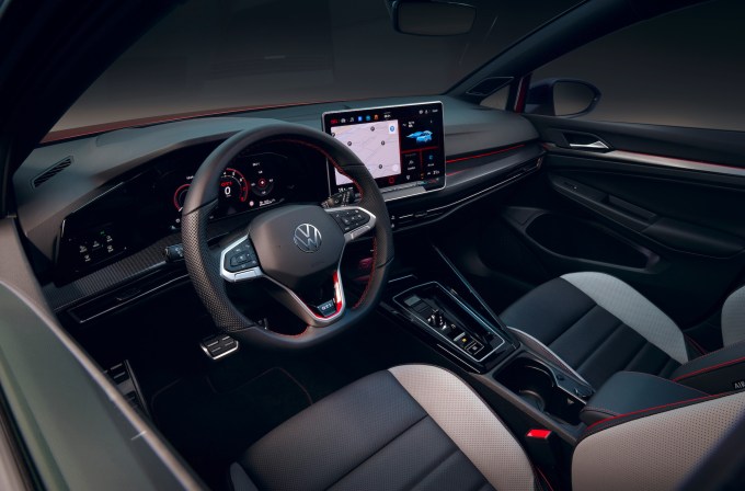 Une image montrant l'intérieur d'une nouvelle Volkswagen Gold, y compris le volant et l'écran tactile.