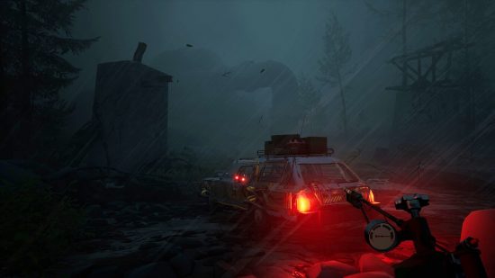 Aperçus PS5 Pacific Drive : Le joueur se tient à côté de sa voiture garée dans un environnement boisé sombre tout en tenant un outil.