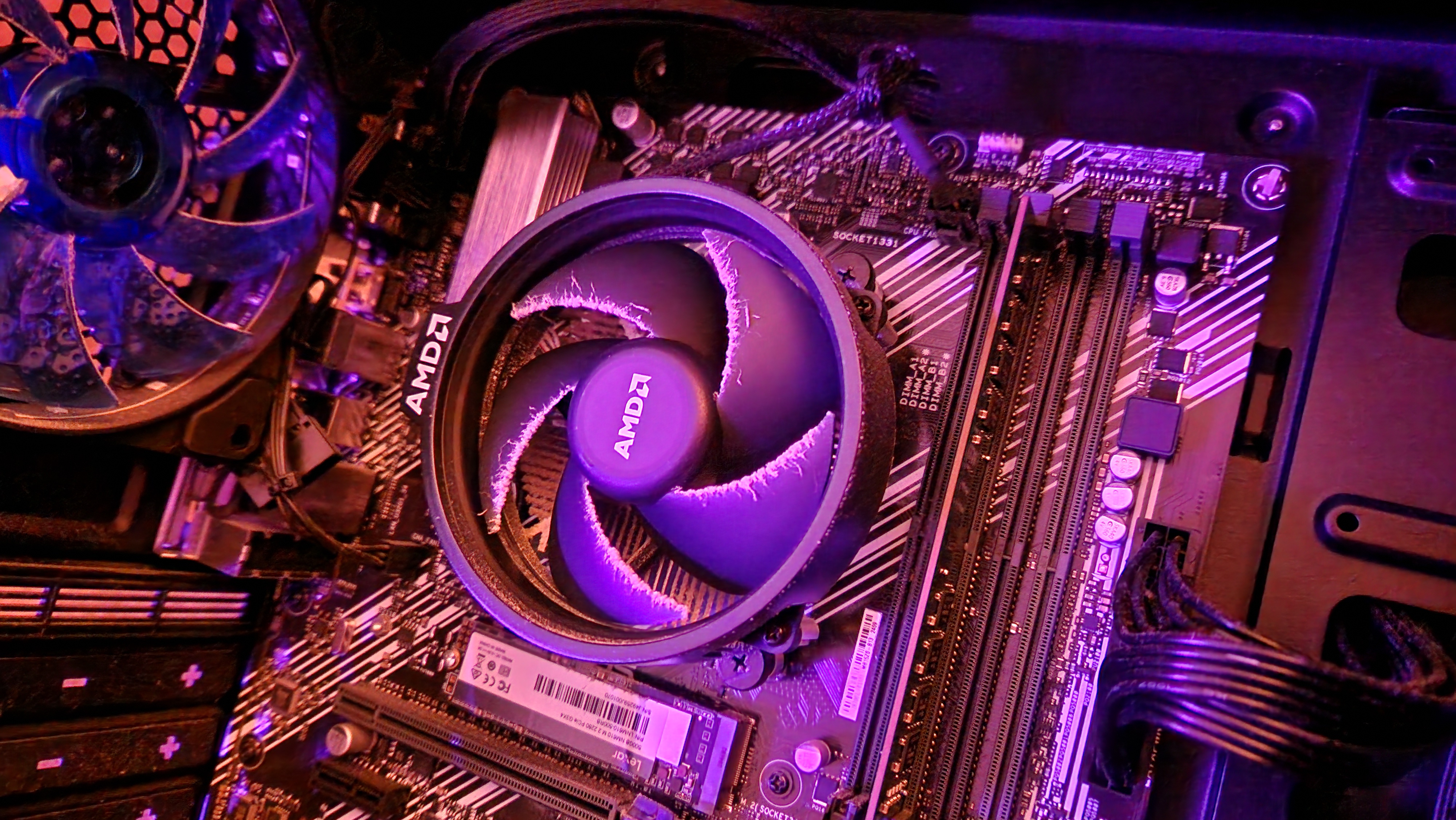 Un ventilateur de processeur AMD Ryzen 5 3500 poussiéreux